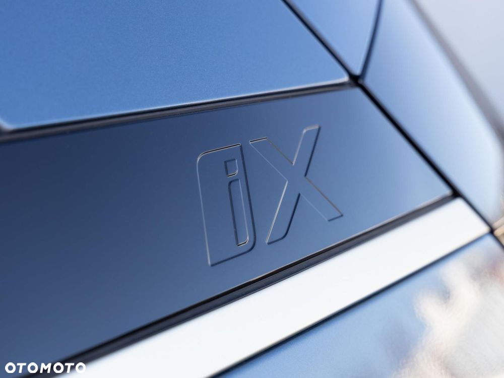 BMW iX - 9