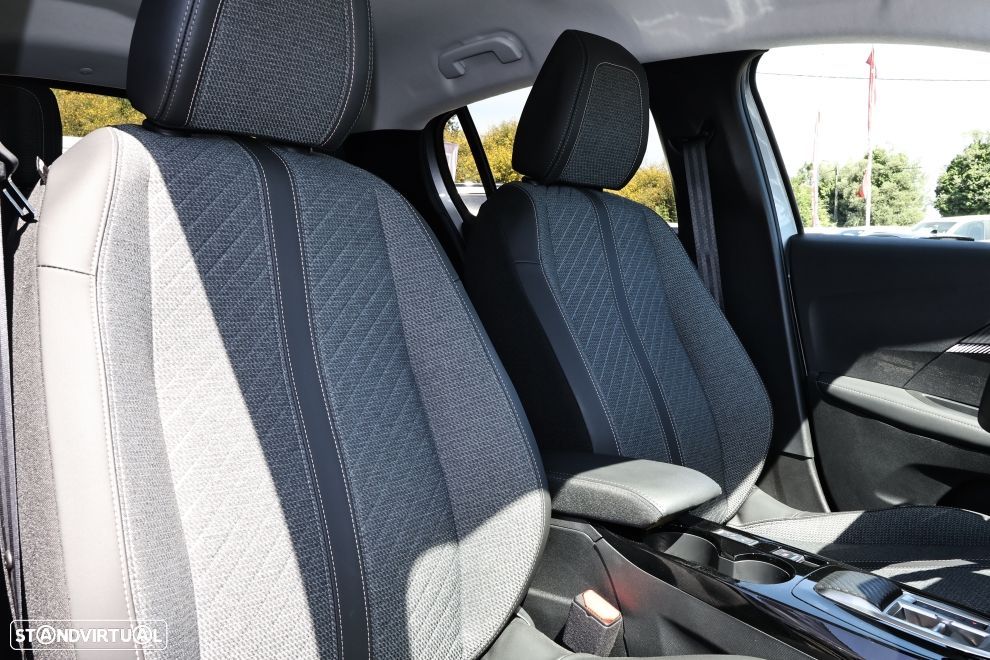 Peugeot e-208 Allure - 11