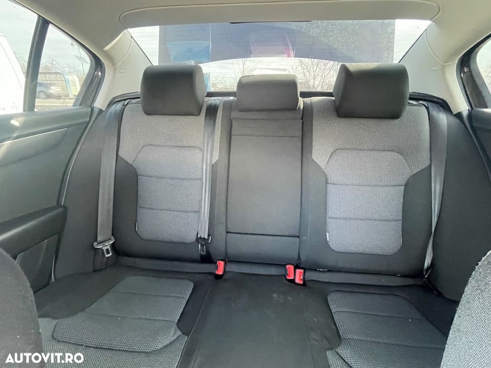 Volkswagen Passat 2.0 TDI BlueMotion Technology DPF Comfortline - 11