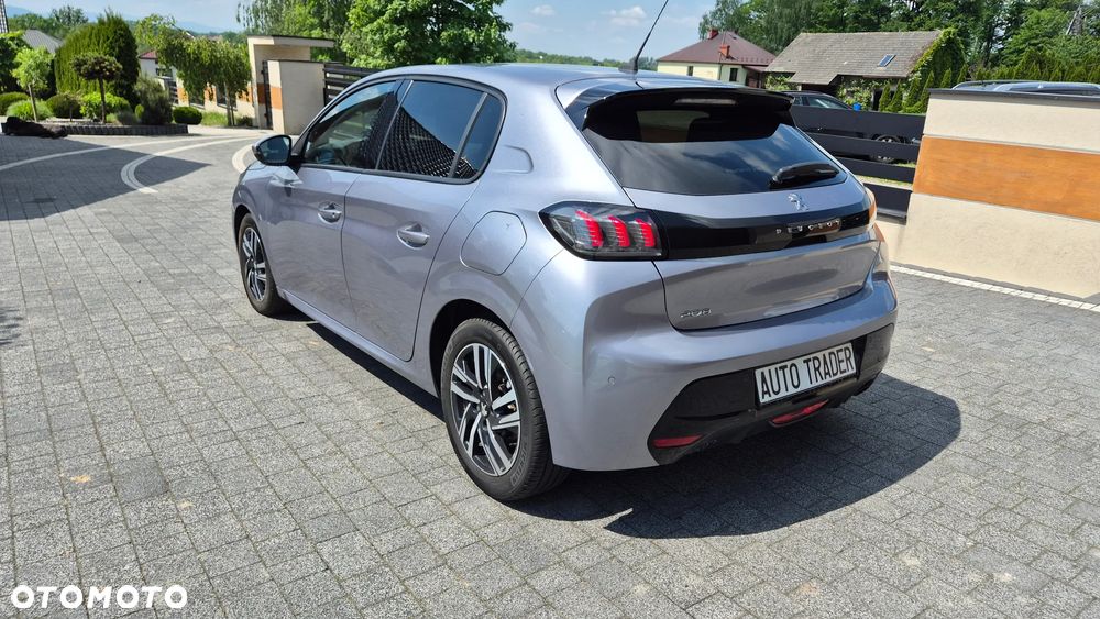 Peugeot 208 - 8
