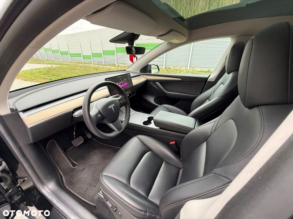 Tesla Model Y - 12