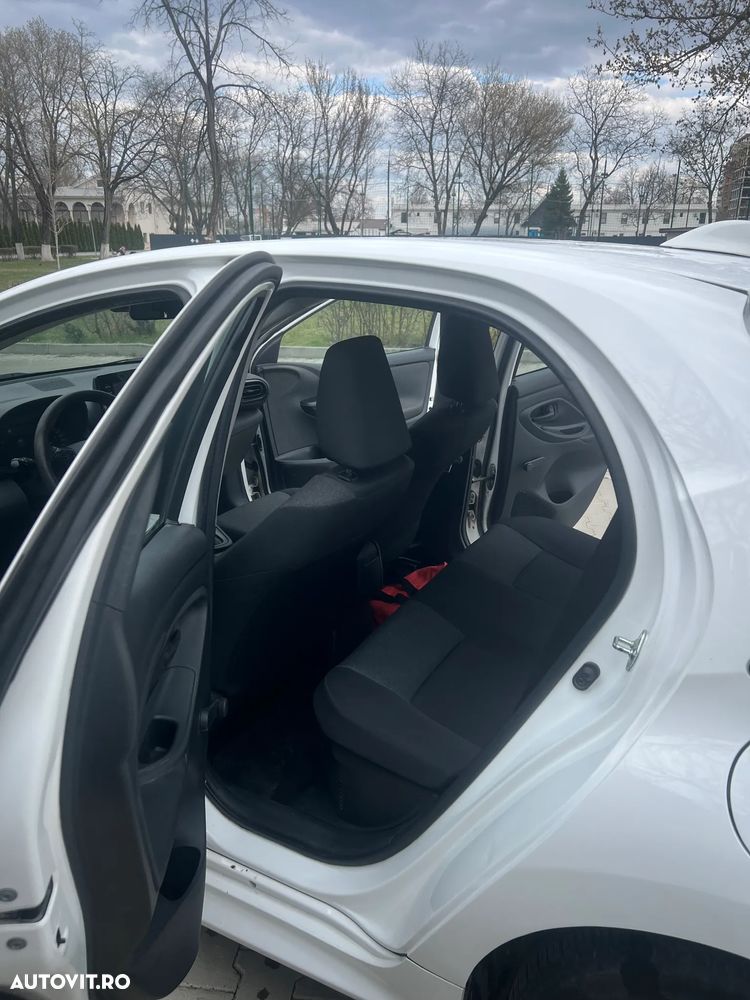 Toyota Yaris 1.5 VVT-i HSD Dynamic Bi-tone - 10