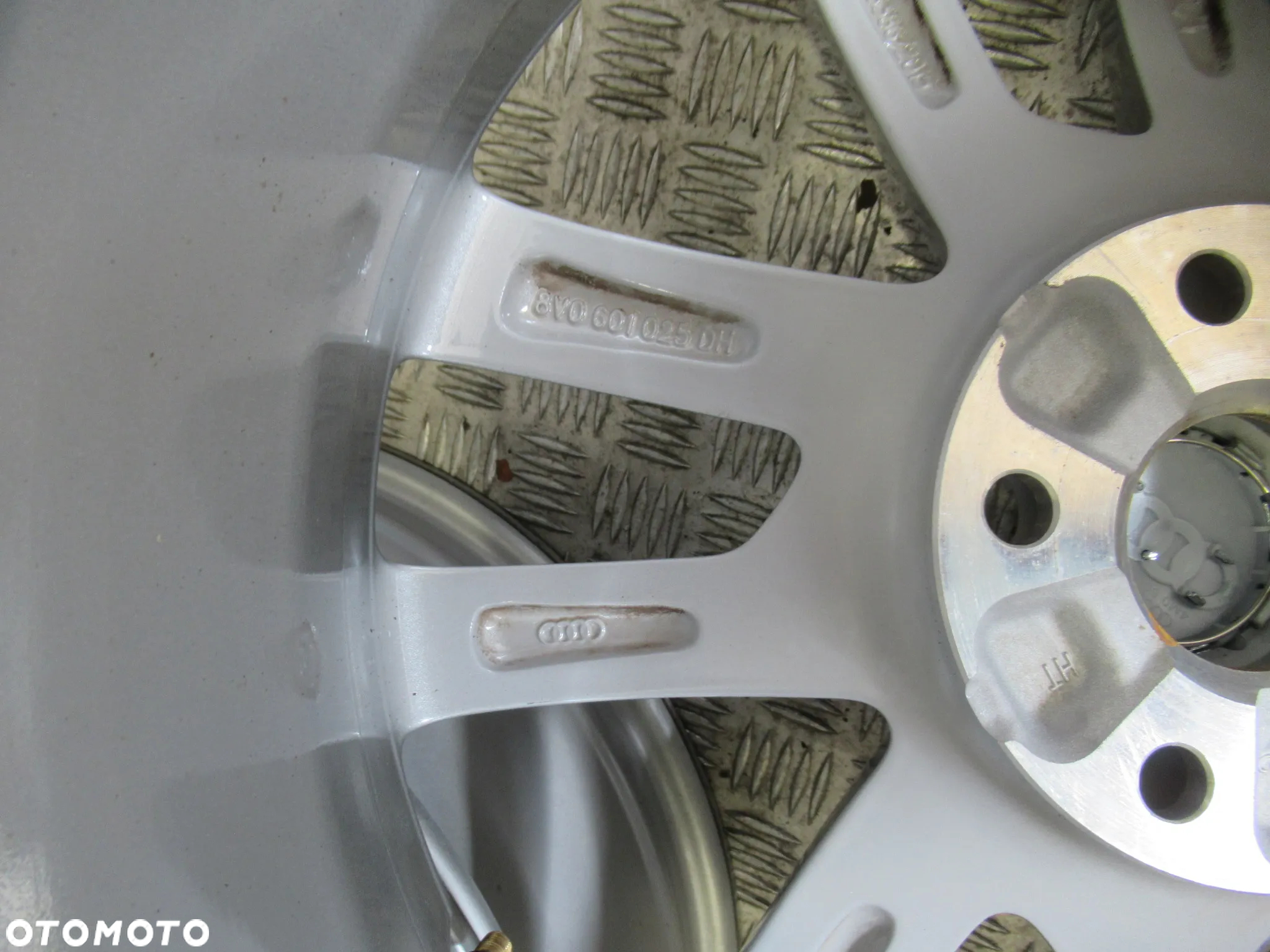 Felgi Audi A3 A4 Q2 Q3 6Jx17 et48 5x112 8V0 - 8
