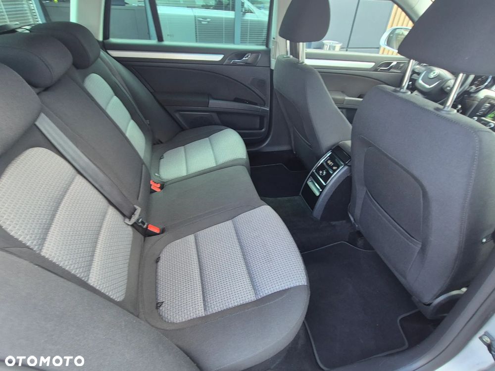 Skoda Superb 2.0 TDI DSG Exclusive - 28
