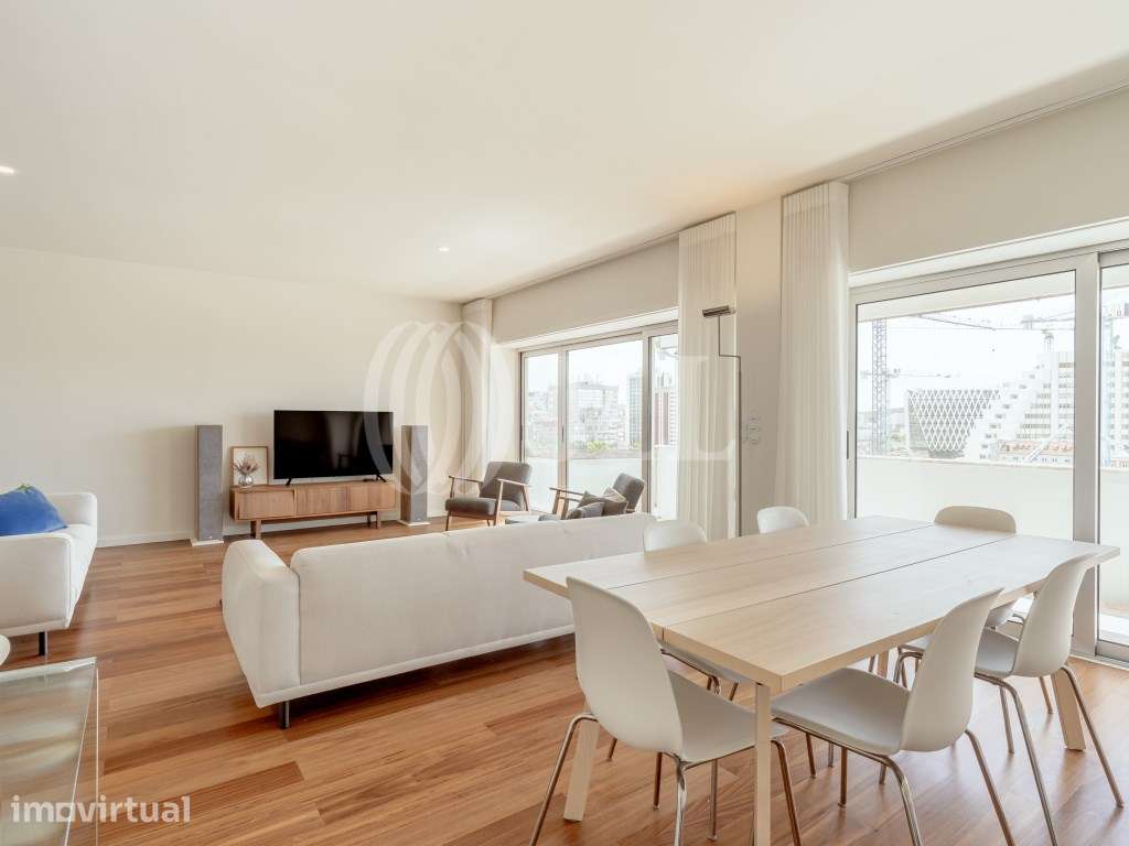 Apartamento T3, renovado com varandas, em Lisboa - Grande imagem: 3/31