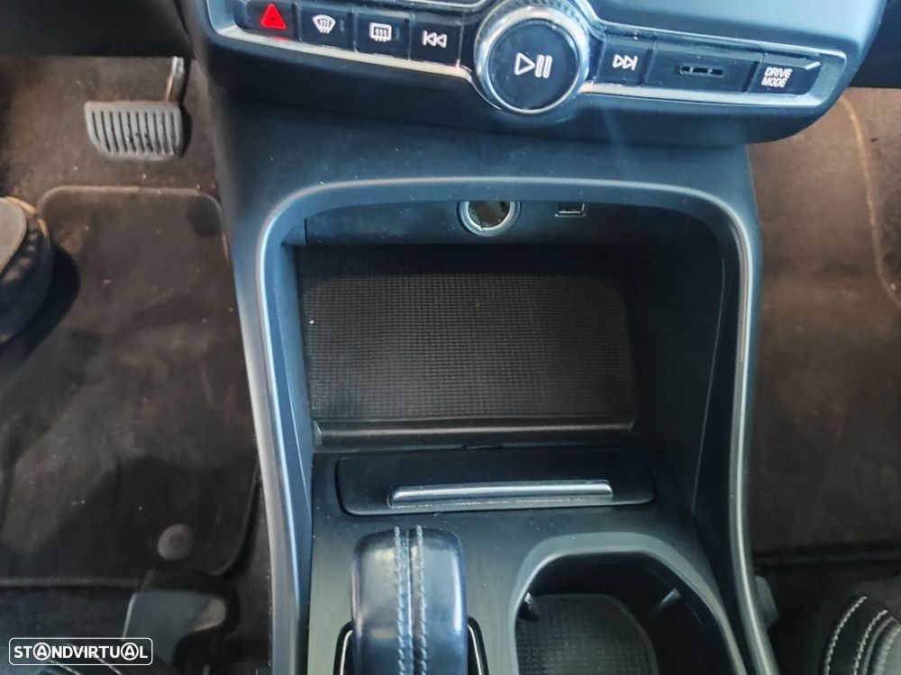 Volvo XC 40 2.0 D3 Momentum Geartronic - 33