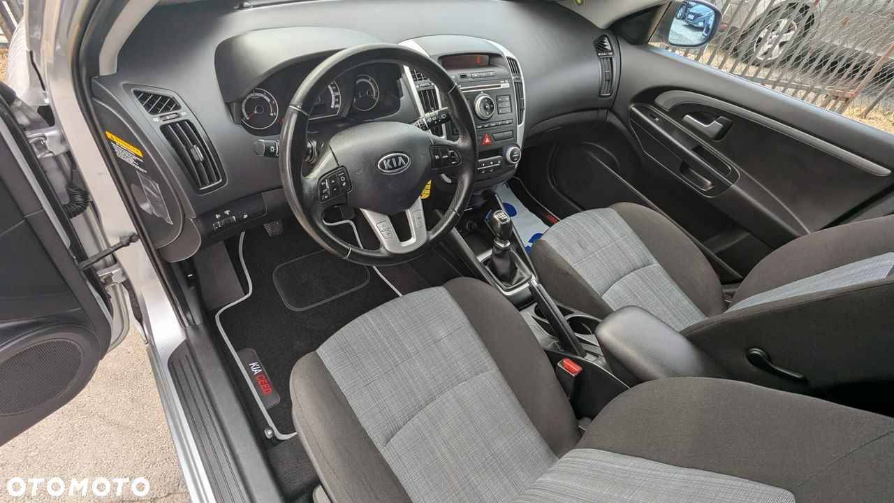 Kia Ceed - 13