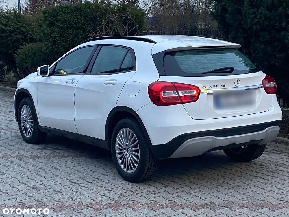 Mercedes-Benz GLA 200 d 7G-DCT - 15
