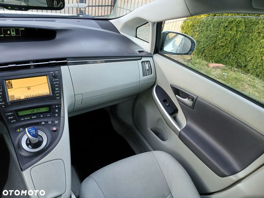 Toyota Prius (Hybrid) Executive - 26