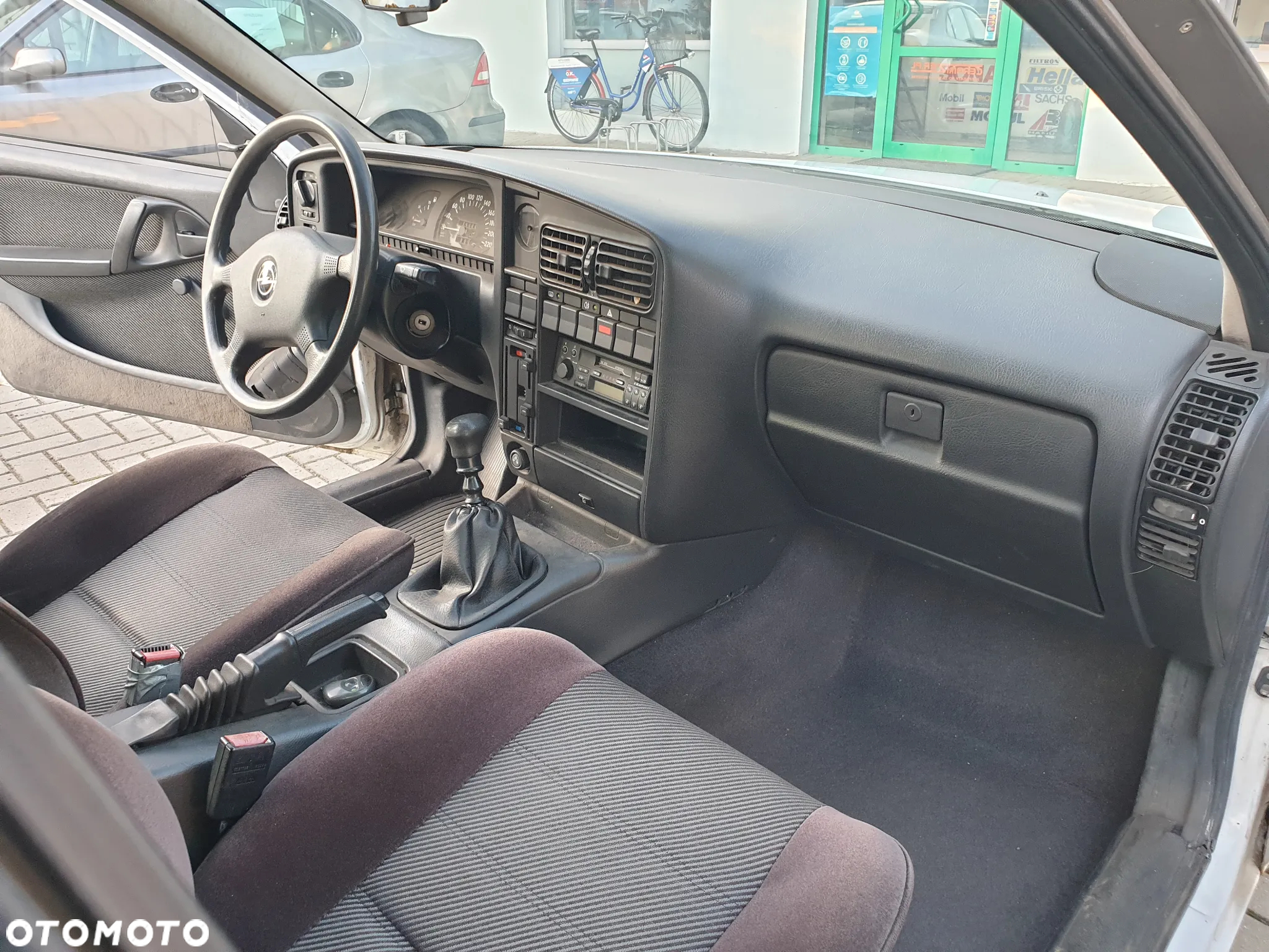 Opel Omega Kombi 2.0i LS - 12