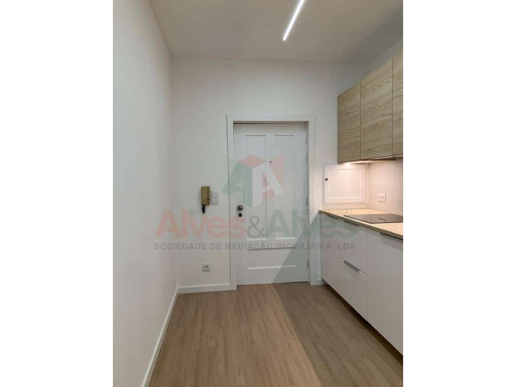 Apartamento T1 Renovado - Centro da Maia (Junto à Linha do Metro) - Grande imagem: 2/13