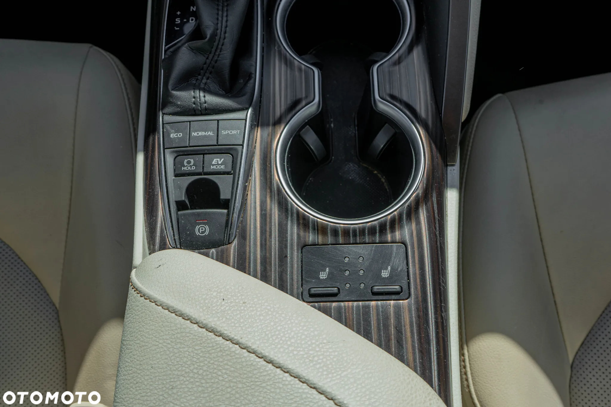 Toyota Camry 2.5 Hybrid Executive CVT - 32