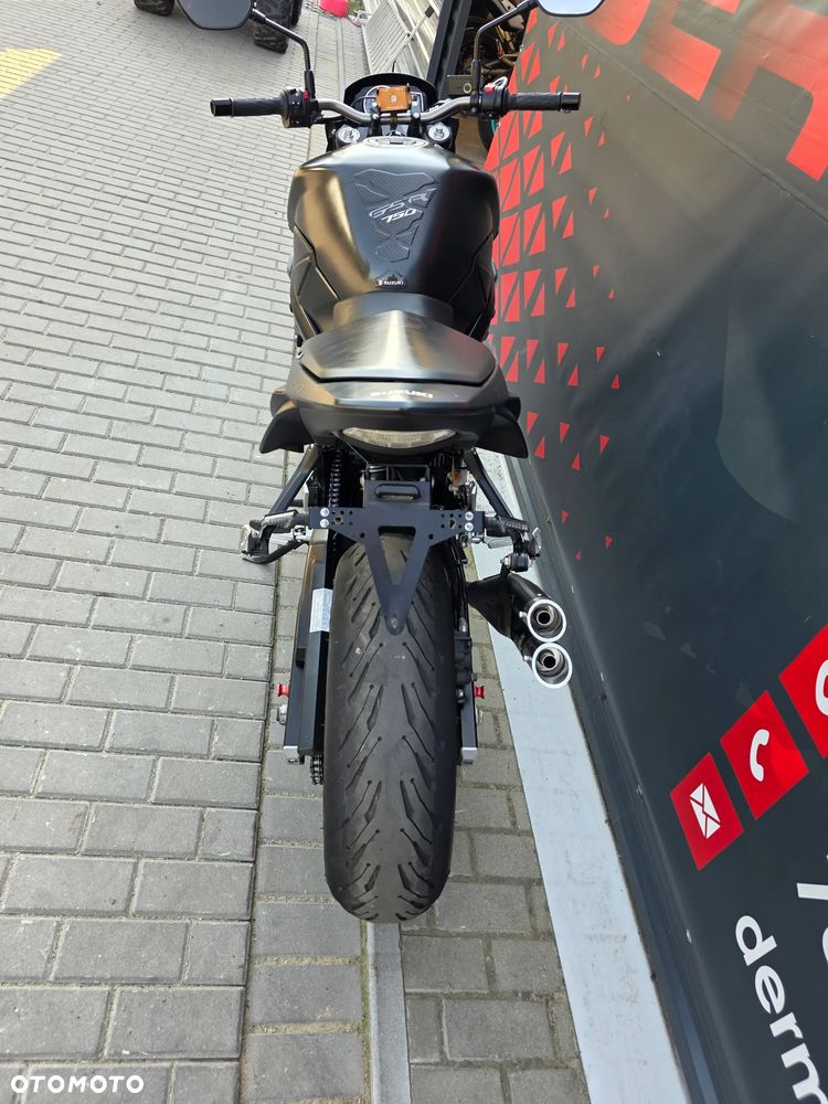 Suzuki GSR - 17
