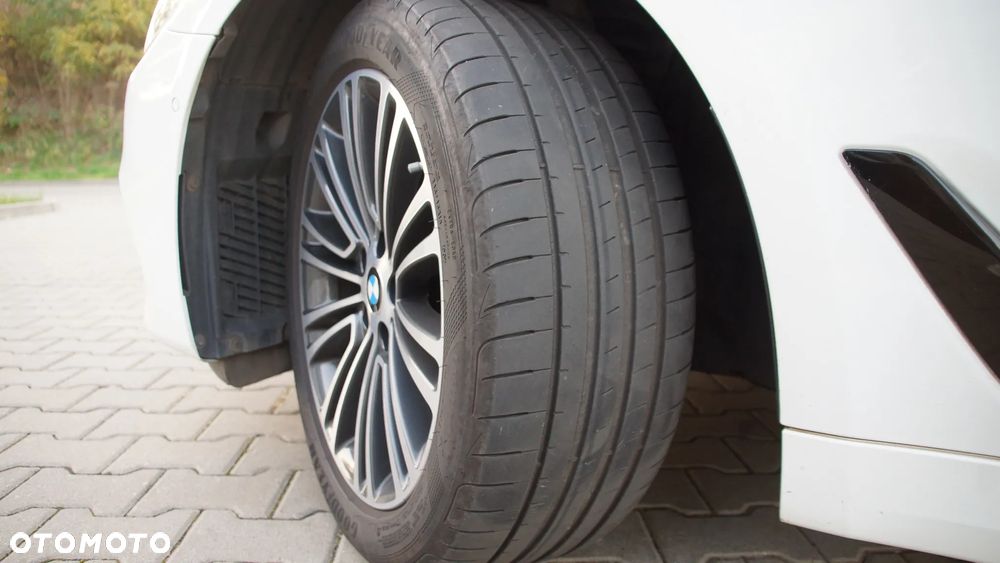 BMW Seria 5 520d Sport Line - 32