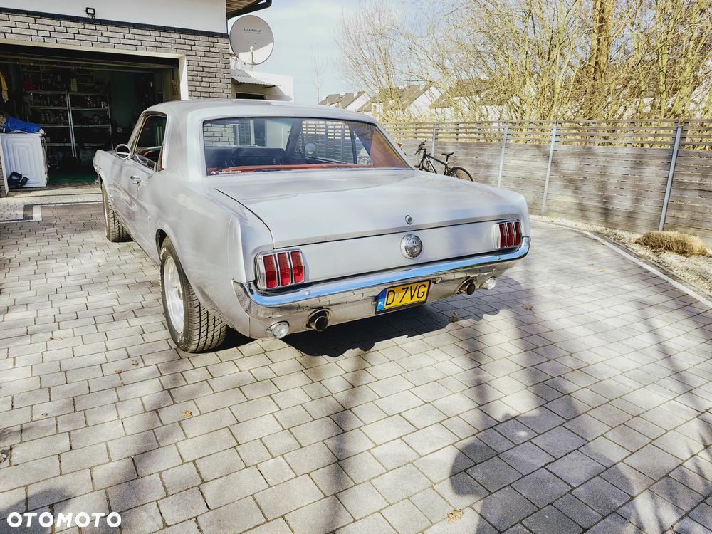 Ford Mustang - 4