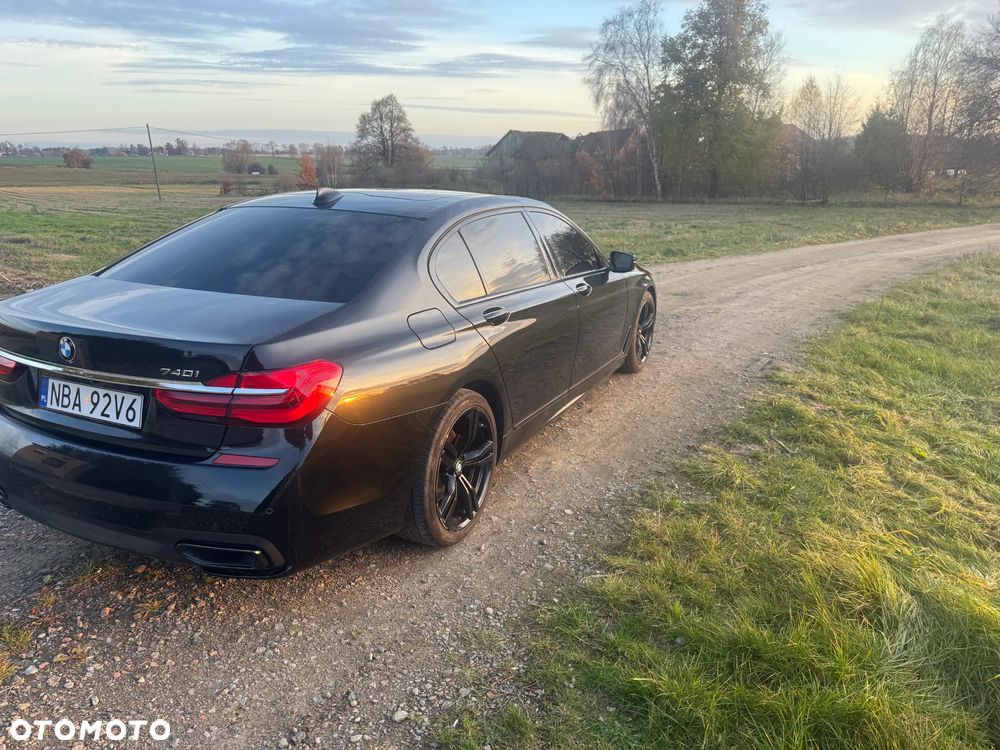 BMW Seria 7 740i - 8