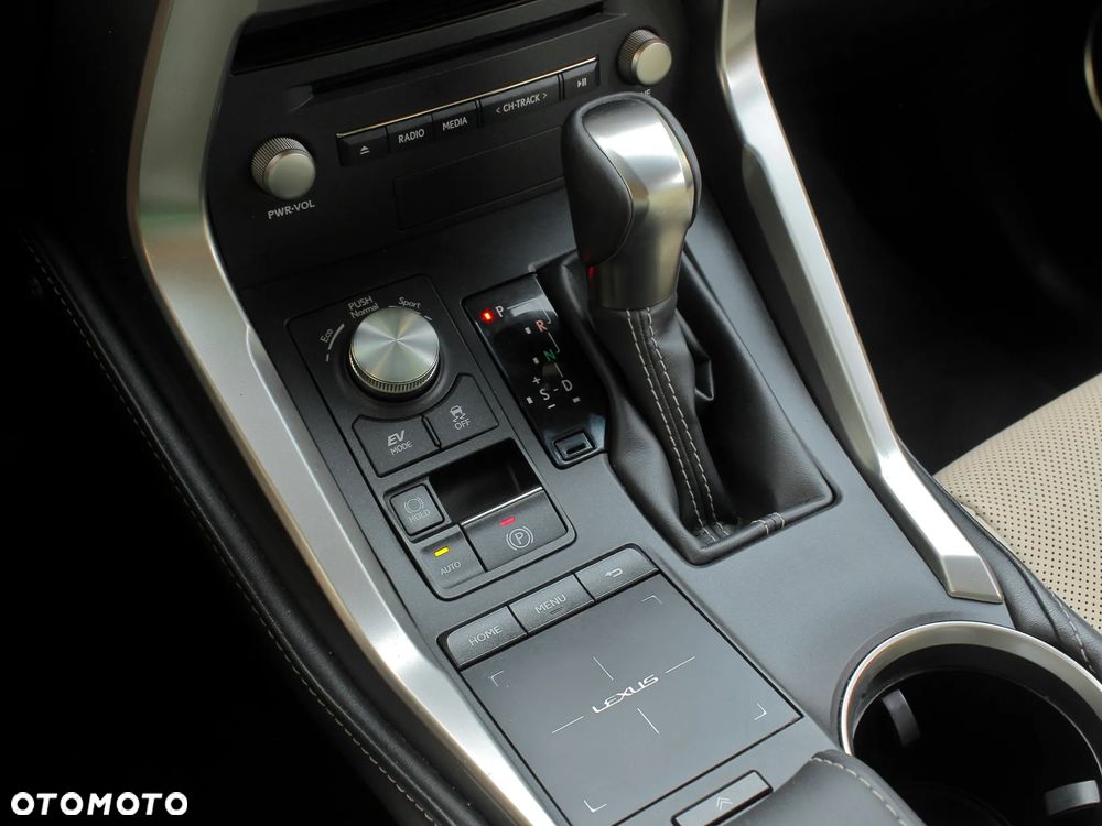 Lexus NX 300h Elite 2WD - 23