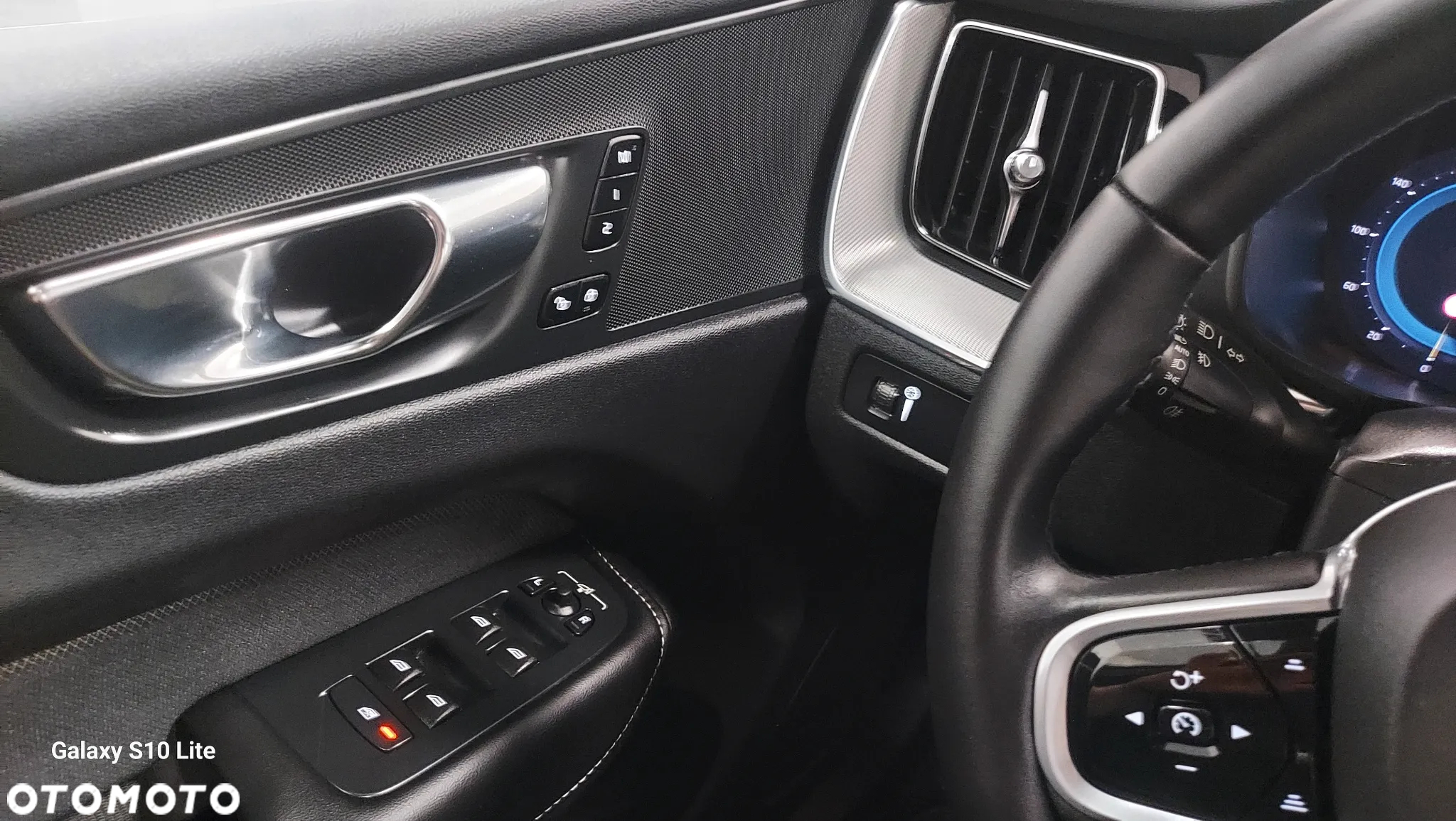 Volvo XC 60 B4 D Plus Dark - 23