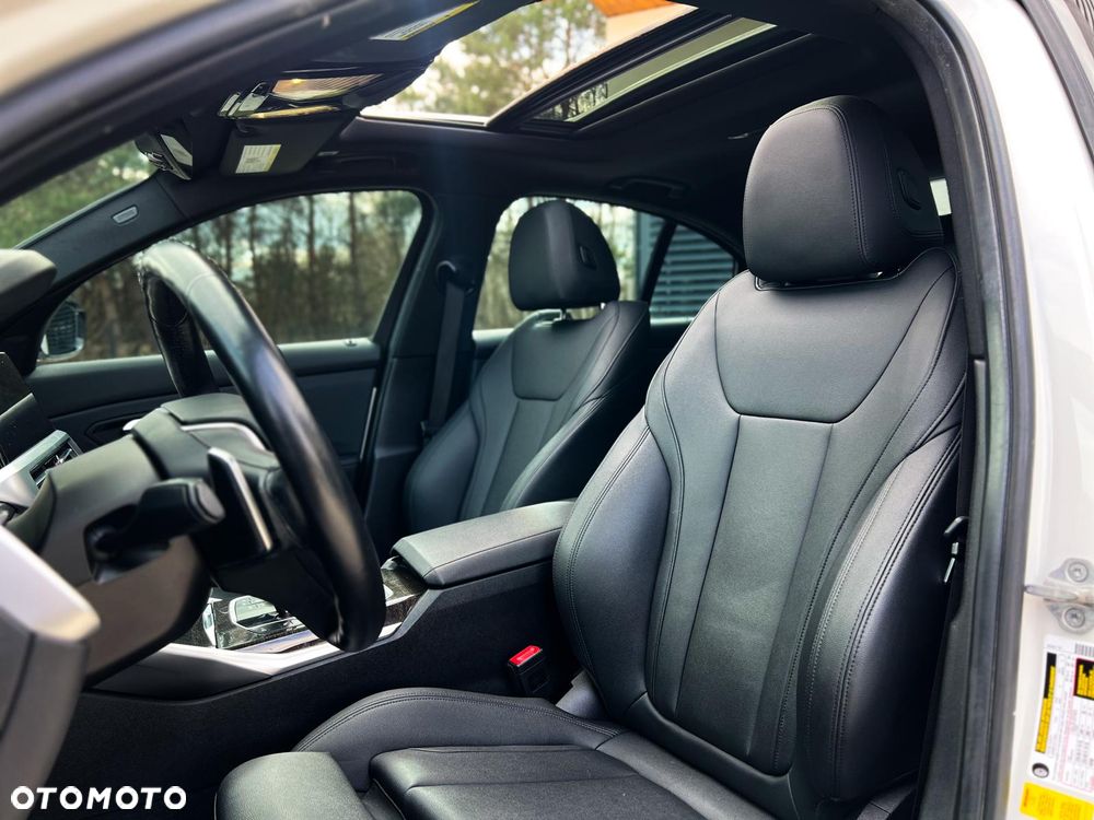 BMW Seria 3 330i Sport Line sport - 33