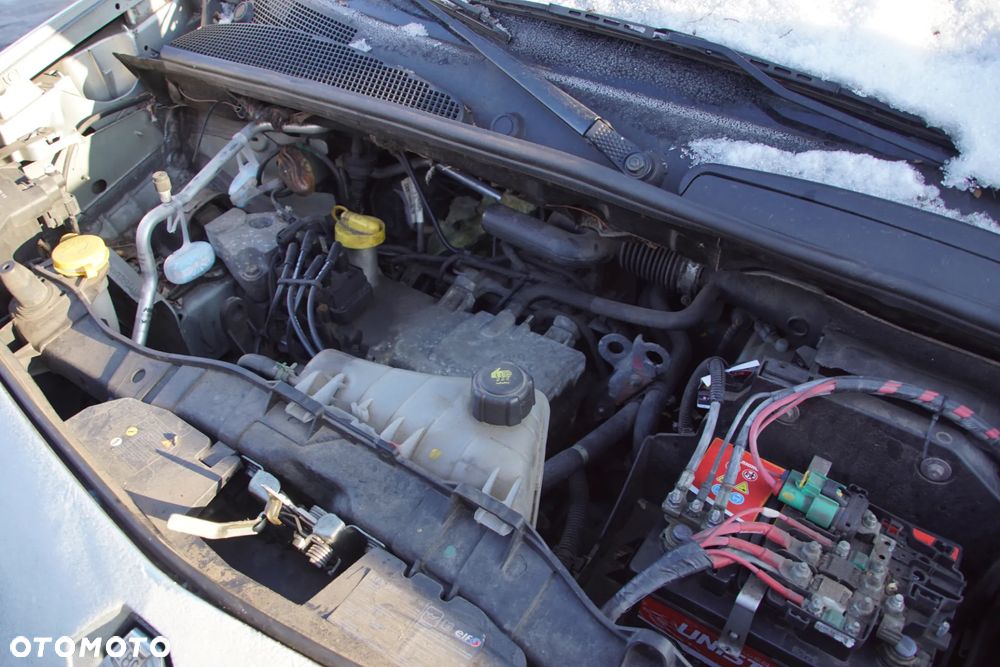 Auto na części - Renault Kangoo II 1.6 87 KM K7M TEB64 2009R Silnik Skrzynia Drzwi Maska Błotnik Lampa Klapa Zderzak Klamka Lusterko Deska Kokpit Sterownik Moduł Czujnik Licznik Wyświetlacz Panel Kierownica - 17
