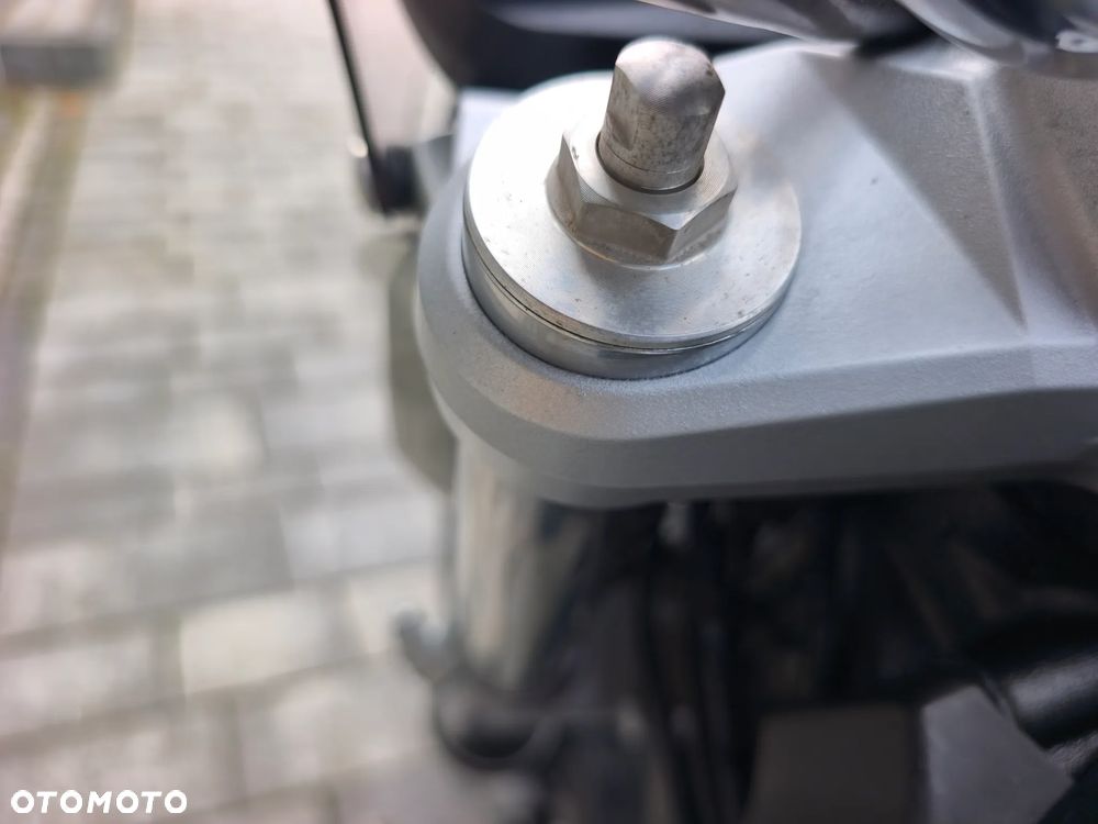 Suzuki GSR - 16