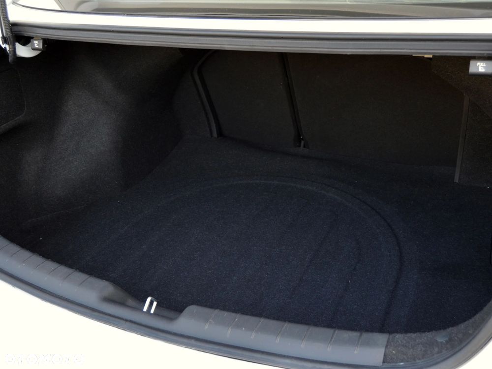 Hyundai Elantra 1.6 Comfort - 10