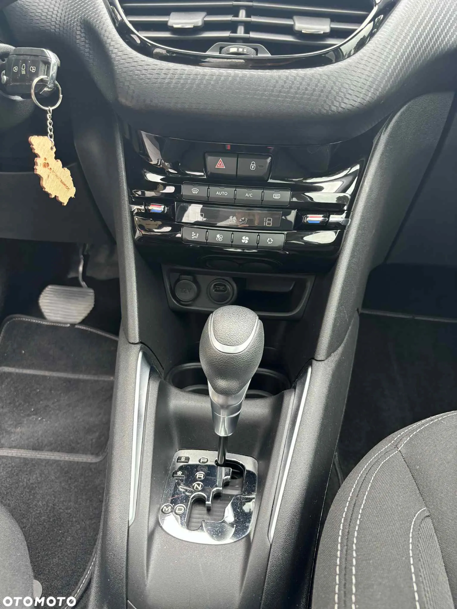 Peugeot 208 - 15