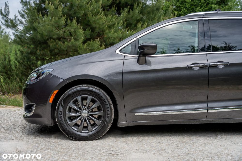 Chrysler Pacifica - 16
