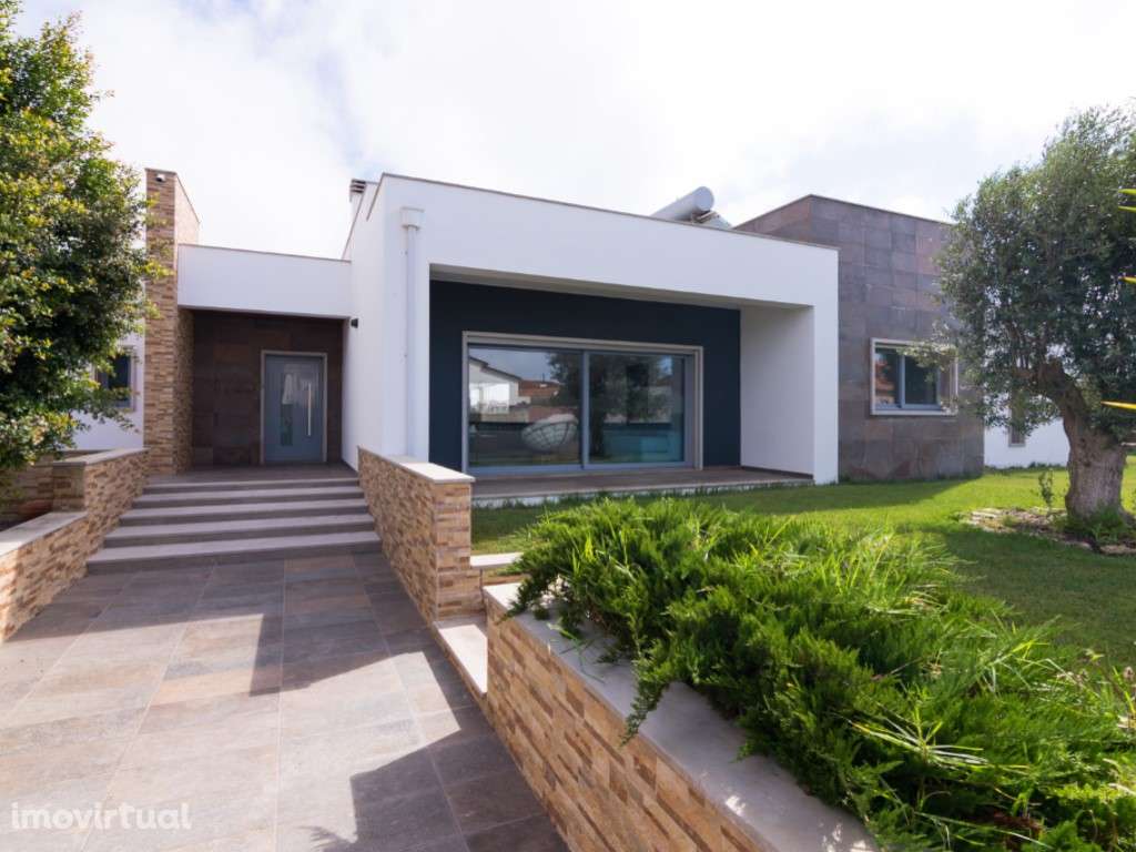 Moradia moderna num terreno de quase 4000m2 e a apenas 5 minutos da... - Grande imagem: 2/39