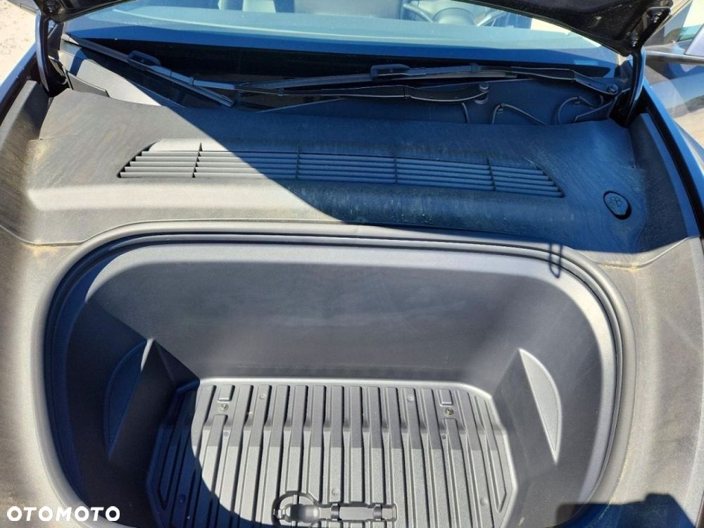 Tesla Model Y - 11