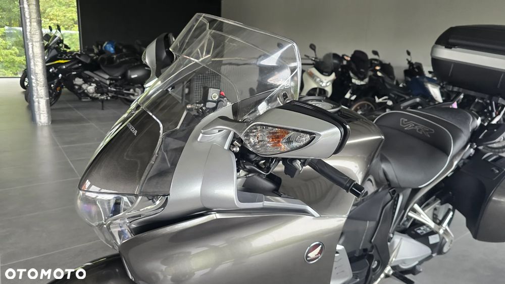 Honda VFR - 13