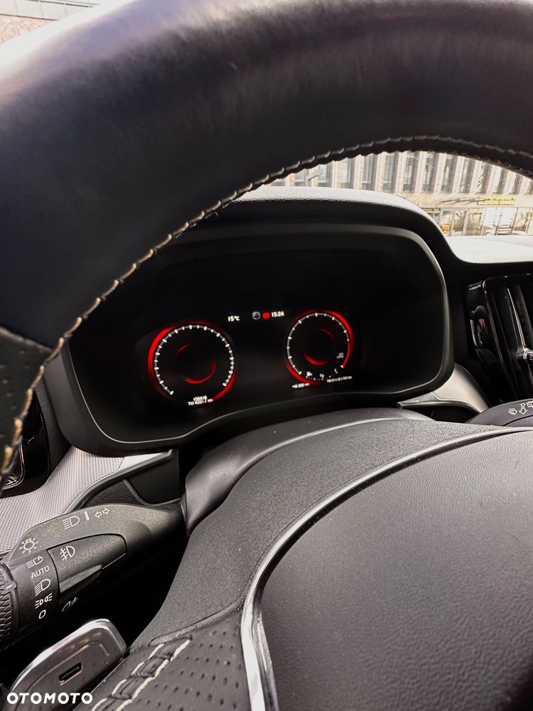Volvo XC 60 T5 AWD R-Design - 6