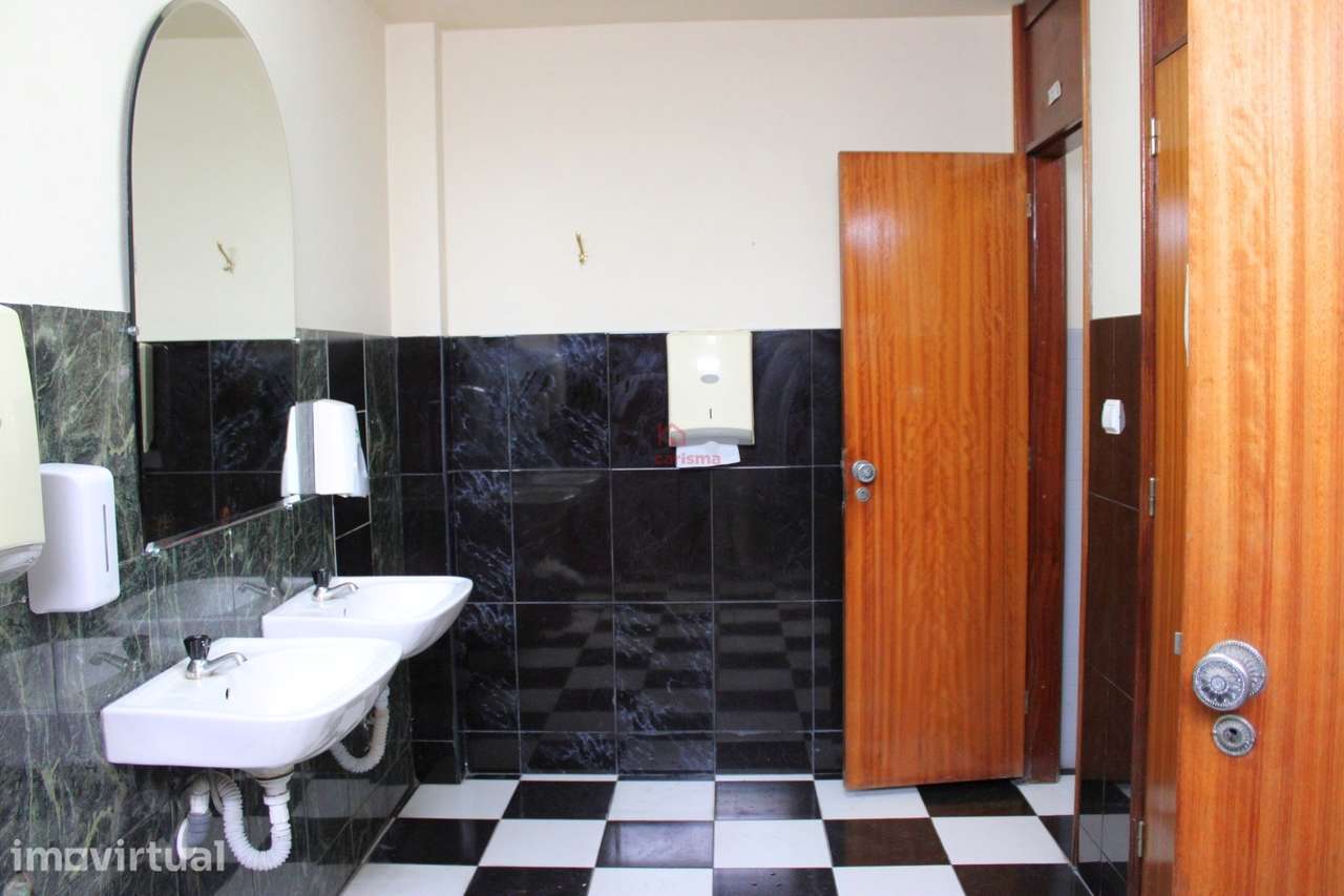 Armazém com 414m2 em Santa Cruz do Bispo, Matosinhos - Grande imagem: 4/35