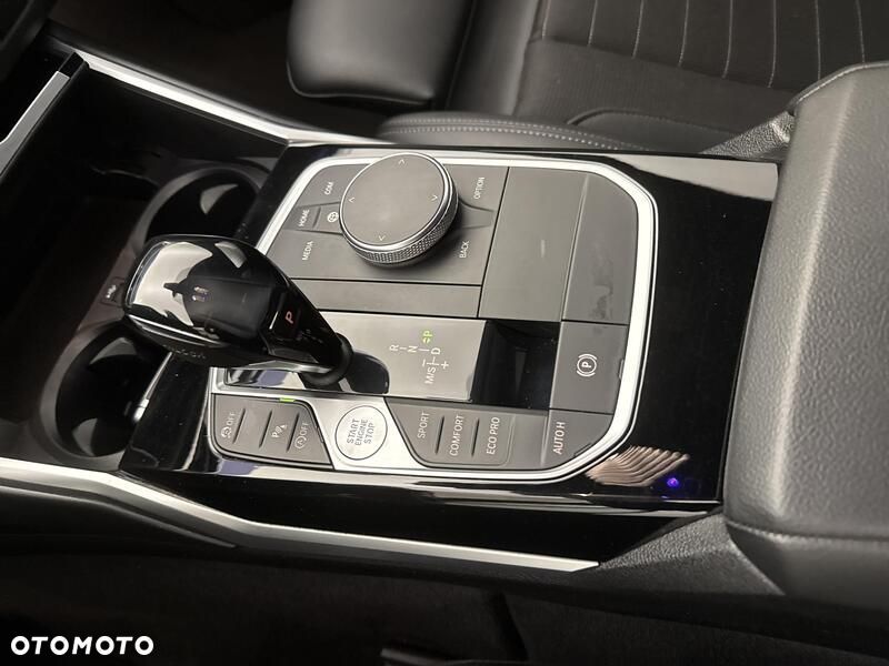 BMW Seria 3 320i xDrive - 17