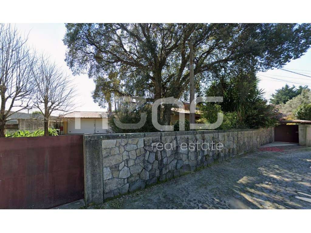 Oportunidade Rara: Grande Moradia com Terreno de 2.760 m² a Minutos... - Grande imagem: 4/31