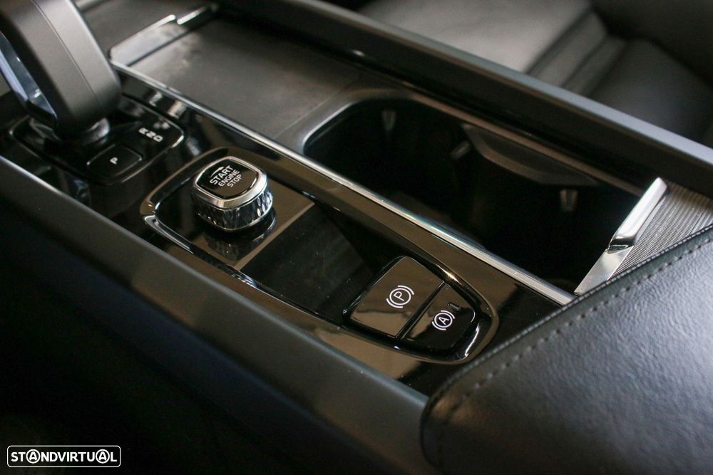 Volvo XC 60 2.0 T6 PHEV Plus Dark AWD — fotografia 28