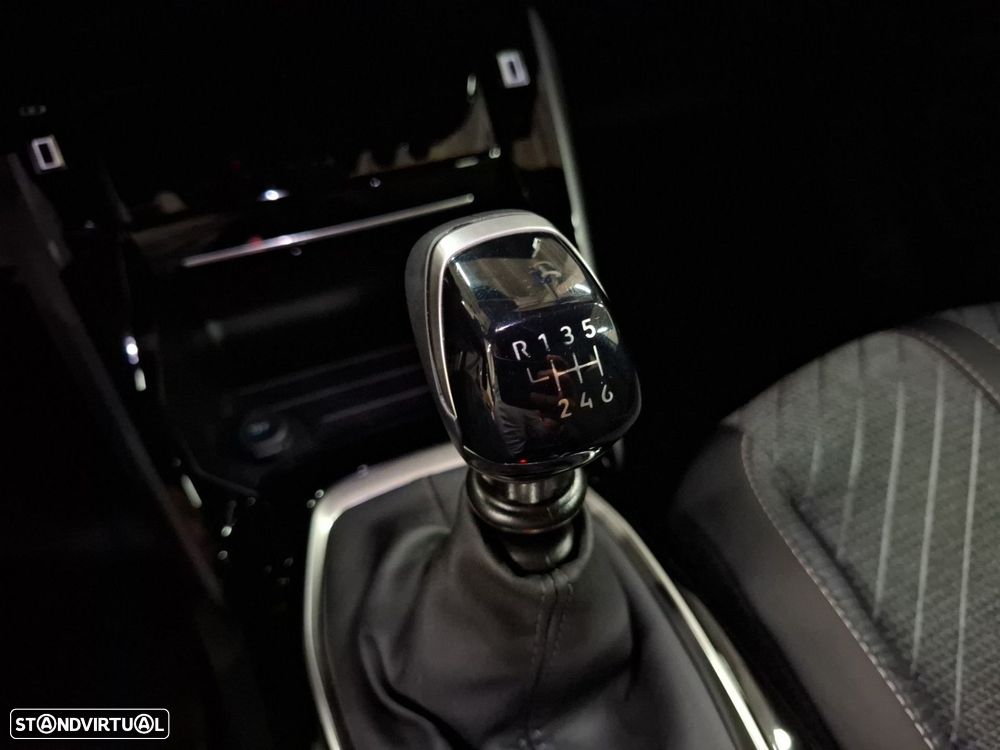 Peugeot 2008 1.2 PureTech Allure — fotografia 14