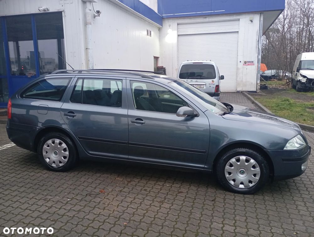 Skoda Octavia 1.6 Combi Ambiente - 19