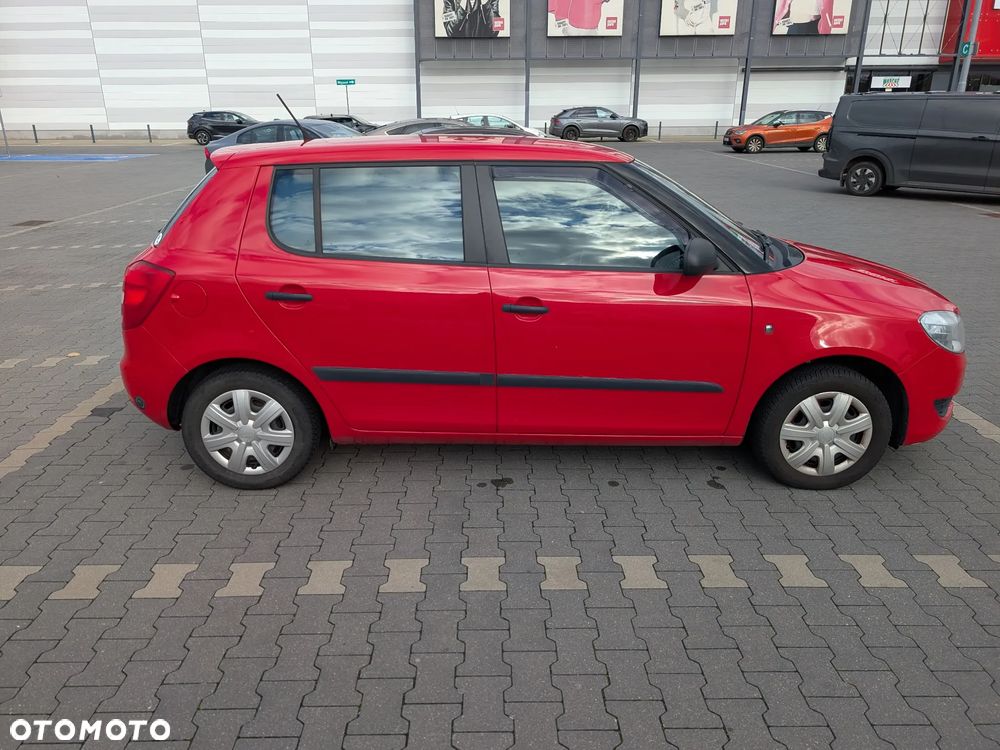 Skoda Fabia 2012 photo 3