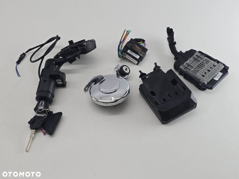 STACYJKA KLUCZYK ZAMEK MODUL KOMPUTER WLEW  TRIUMPH SCRAMBLER 400 SPEED - 1