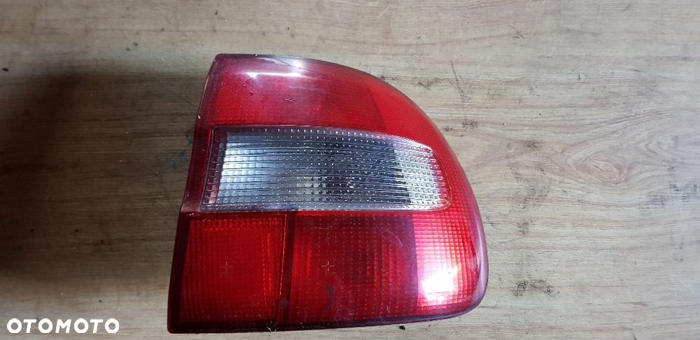VOLVO V40 95-00 LAMPA TYŁ PRAWA - 1