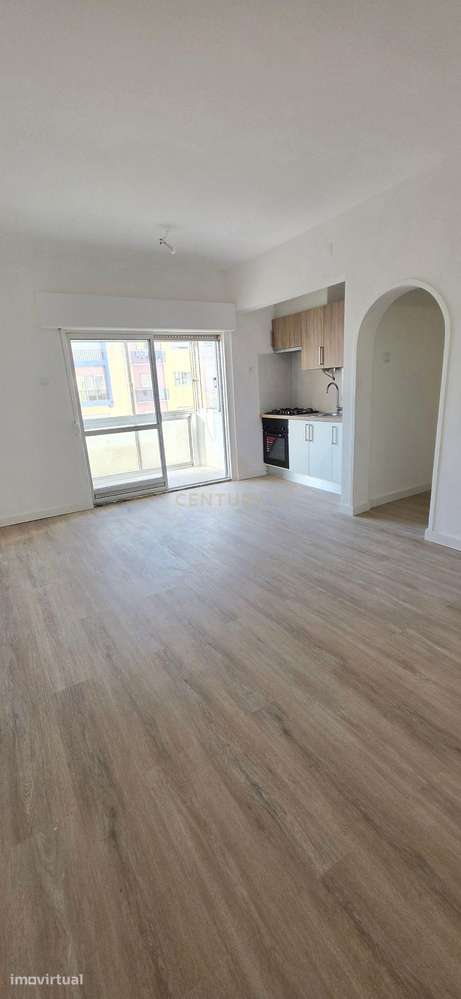 Apartamento T1 remodelado em Monte Abraão - Grande imagem: 2/13
