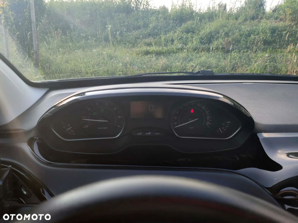 Peugeot 208 - 6