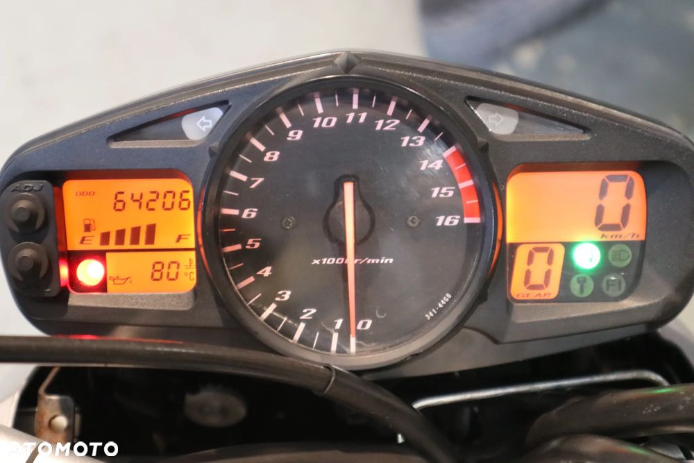 Suzuki GSR - 11