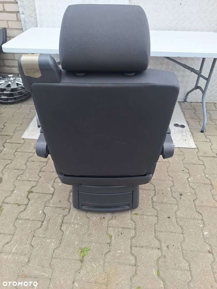 FOTEL OBROTOWY VW T5 MULTIVAN - 2