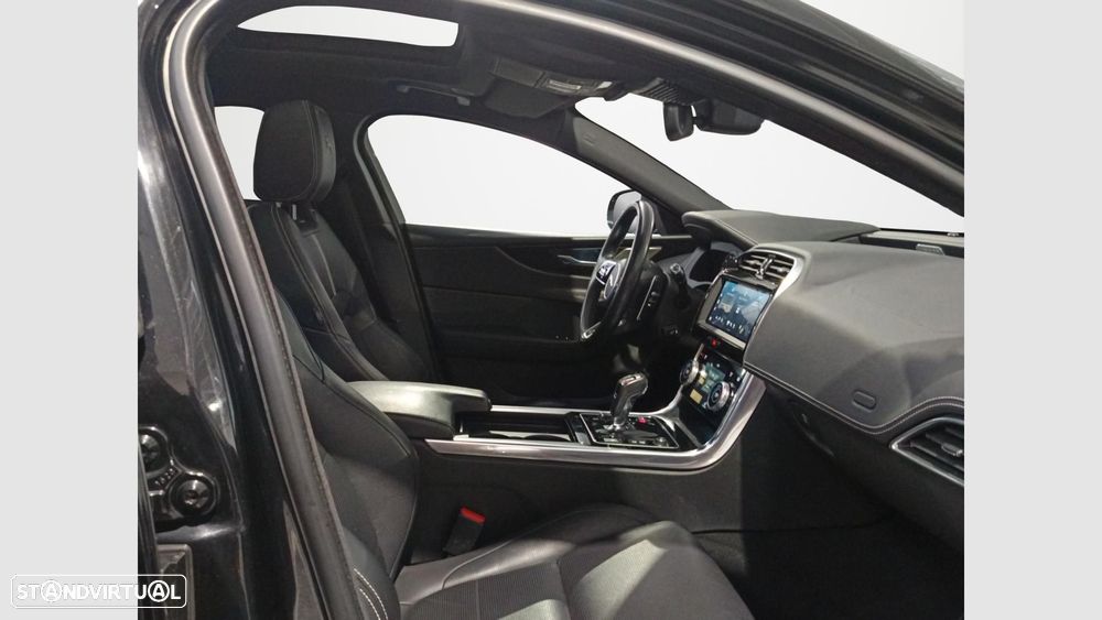 Jaguar XE 2.0 D200 R-Dynamic S - 12