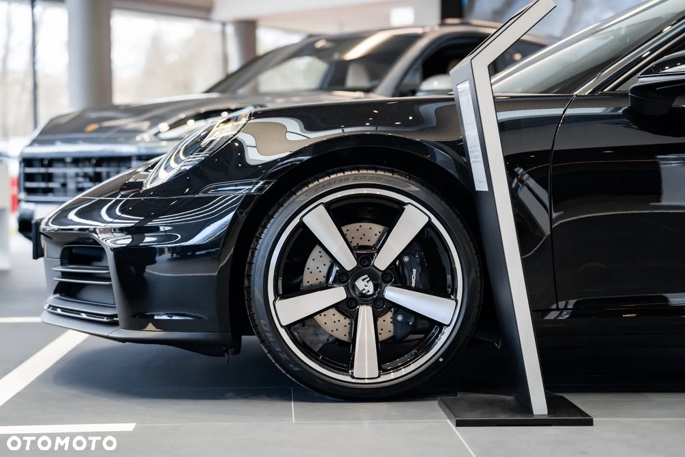 Porsche 911 Carrera - 26