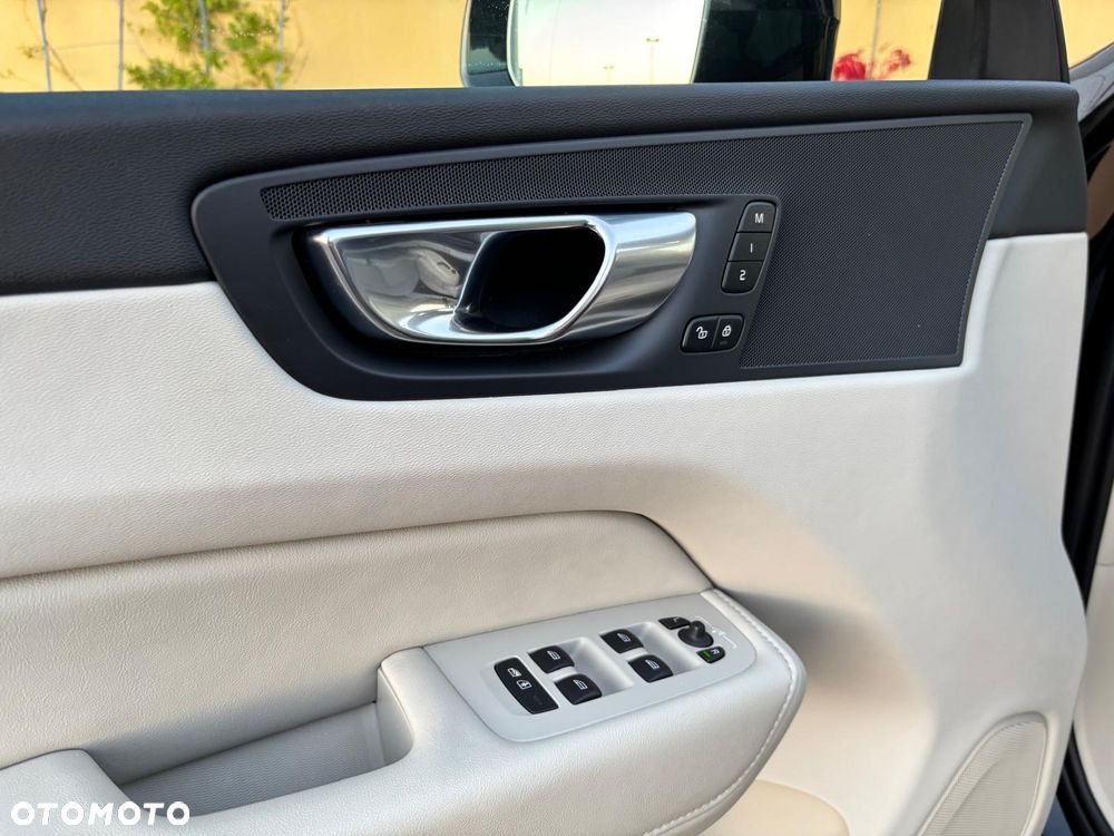 Volvo XC 60 T6 AWD Recharge Plus Bright - 23
