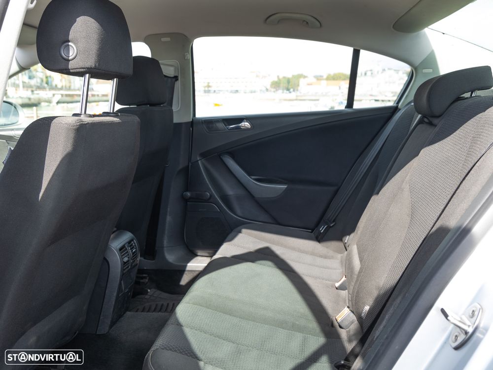 VW Passat 2.0 TDI Confortline - 18