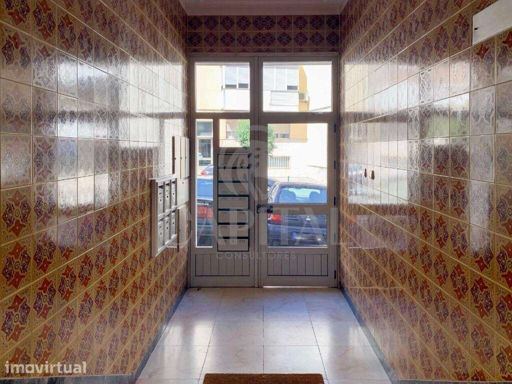 Apartamento T3 de 107 m2 com varanda e arrecadação em Olival Basto - Grande imagem: 3/32